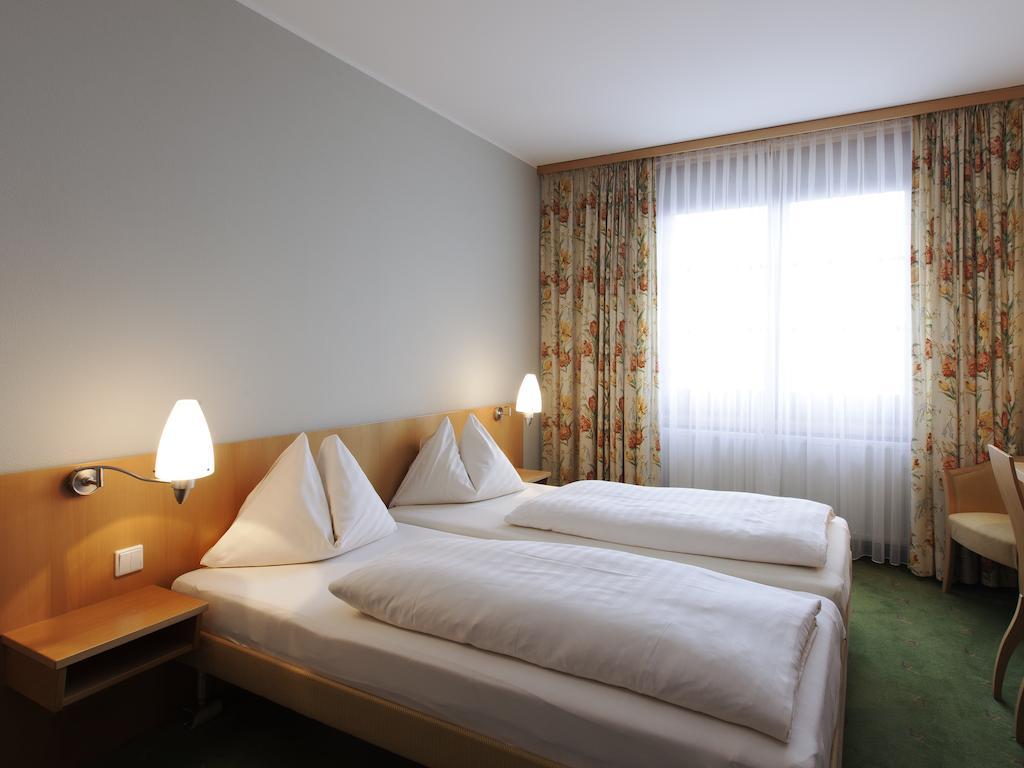 Landzeit Restaurant Voralpenkreuz Hotel Sattledt Room photo