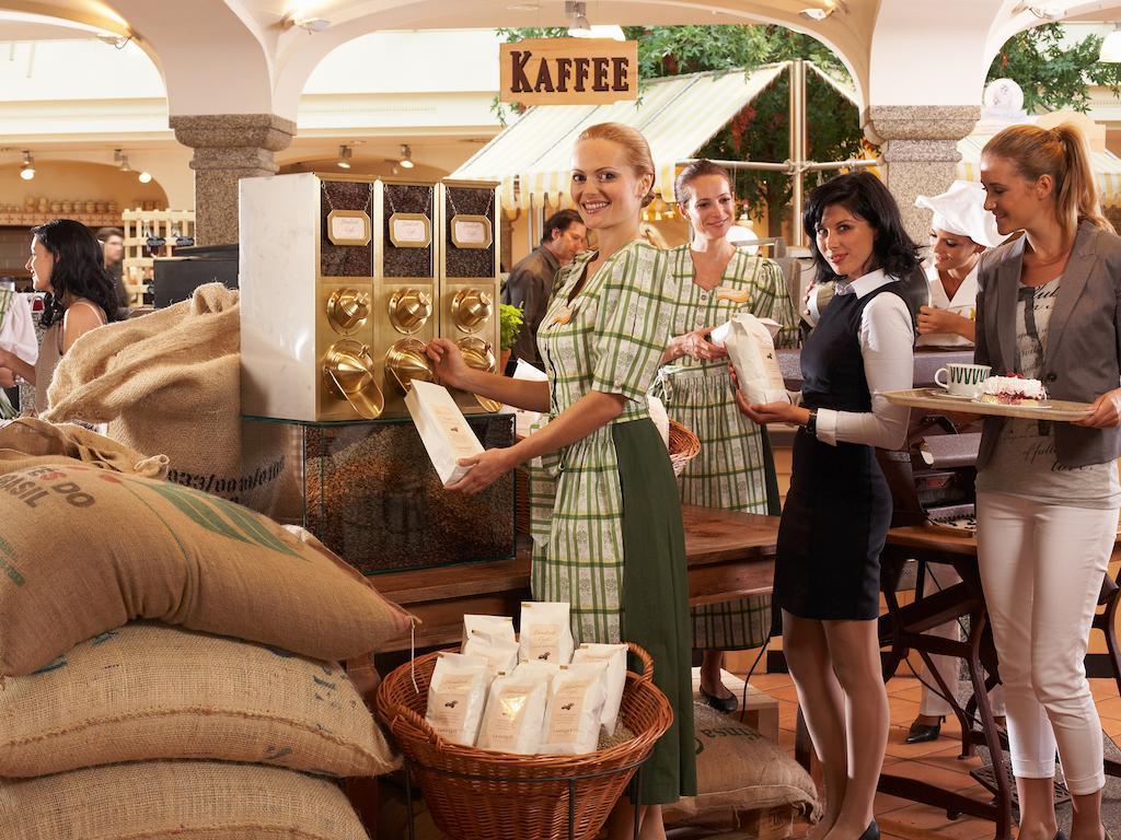 Landzeit Restaurant Voralpenkreuz Hotel Sattledt Exterior photo