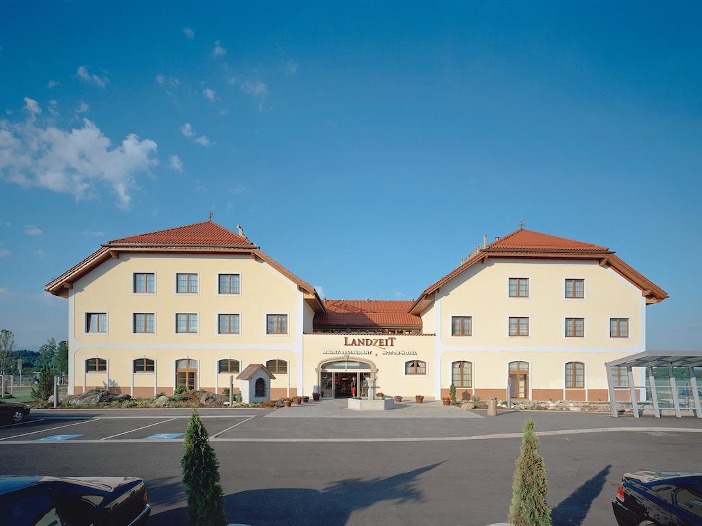 Landzeit Restaurant Voralpenkreuz Hotel Sattledt Exterior photo